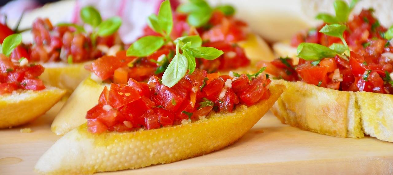 Bruschetta s paradajkami a bazalkou
