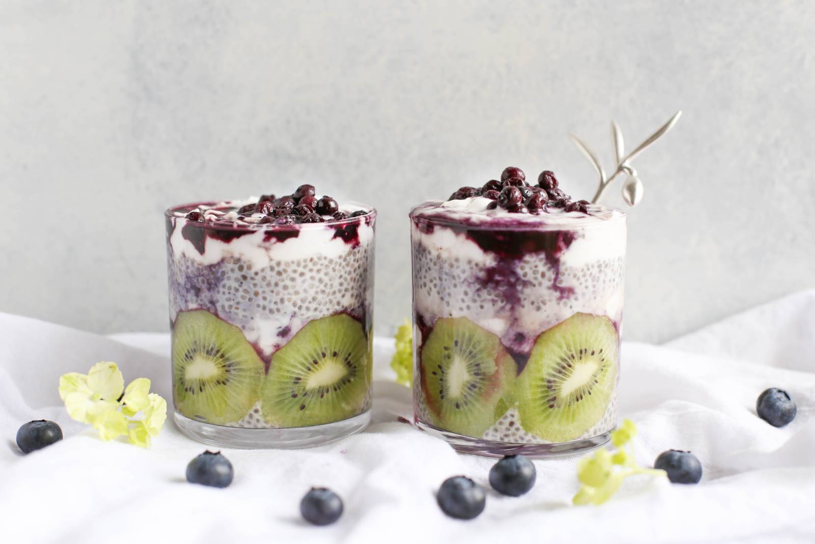 Chia puding s kiwi a čučoriedkami