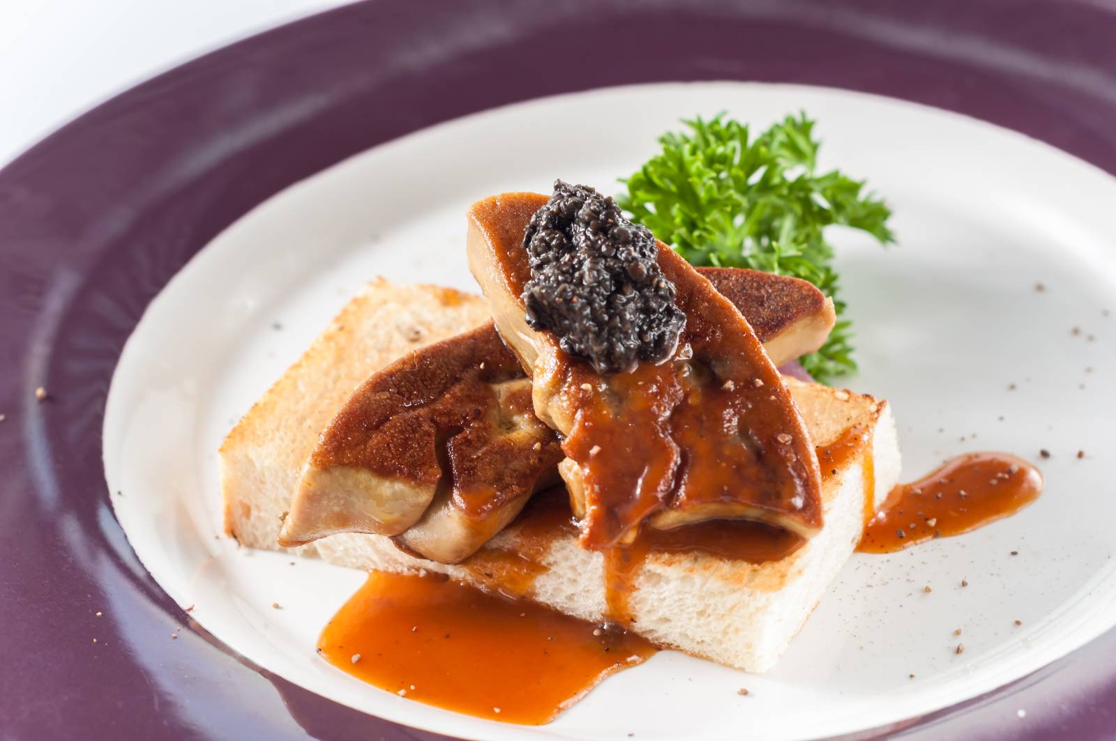 Foie gras so salsou z ikier