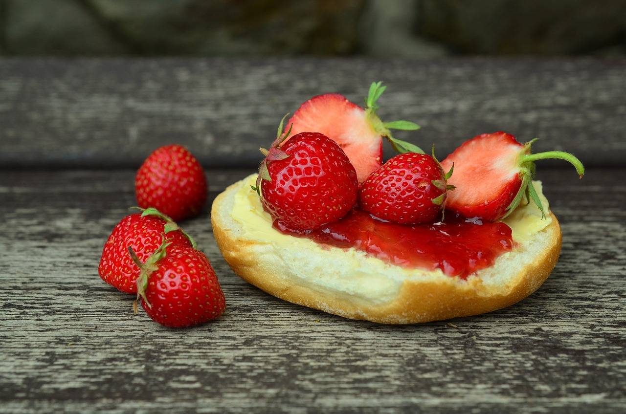 Žemľa s jahodovou marmeládou