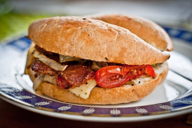 Žemľa so syrom a restovanými paradajkami