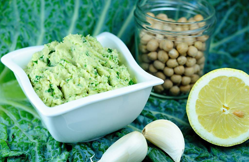 Hummus s kelom a pečeným cesnakom