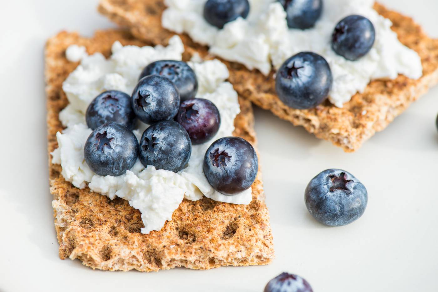 Knäckebrot s tvarohom a čučoriedkami