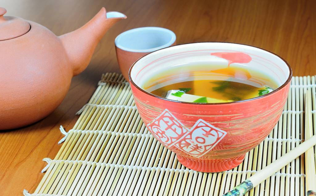 Miso polievka s tofu a riasami