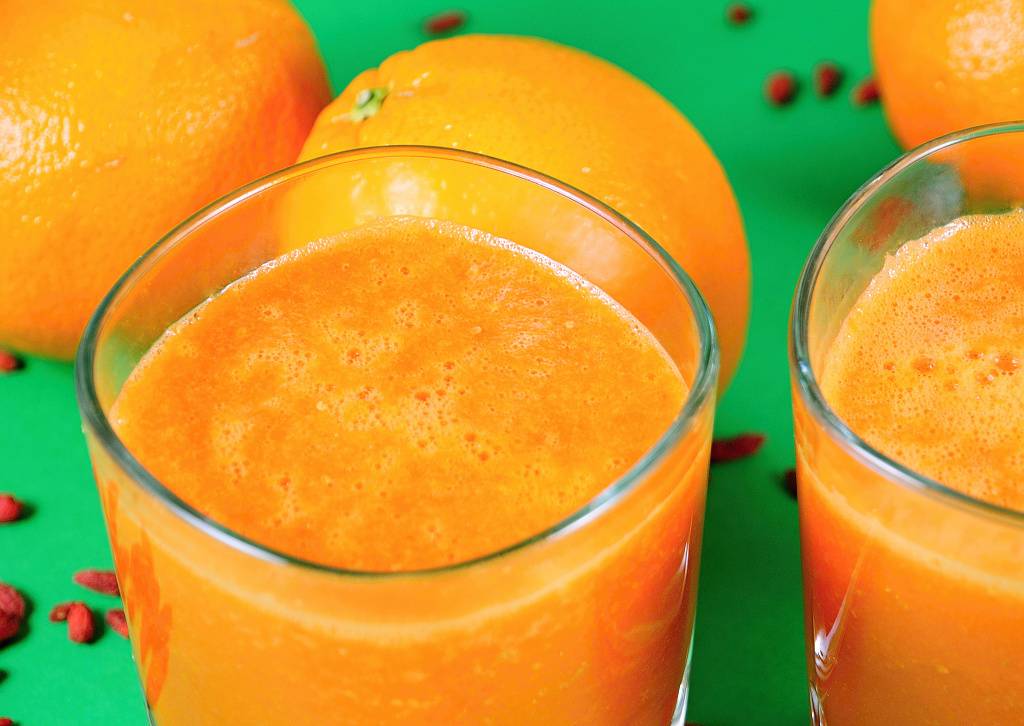 Pomarančové smoothie s mrkvou a kustovnicou
