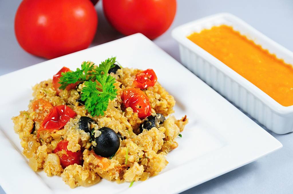Quinoa s tempehom a paradajkovou salsou