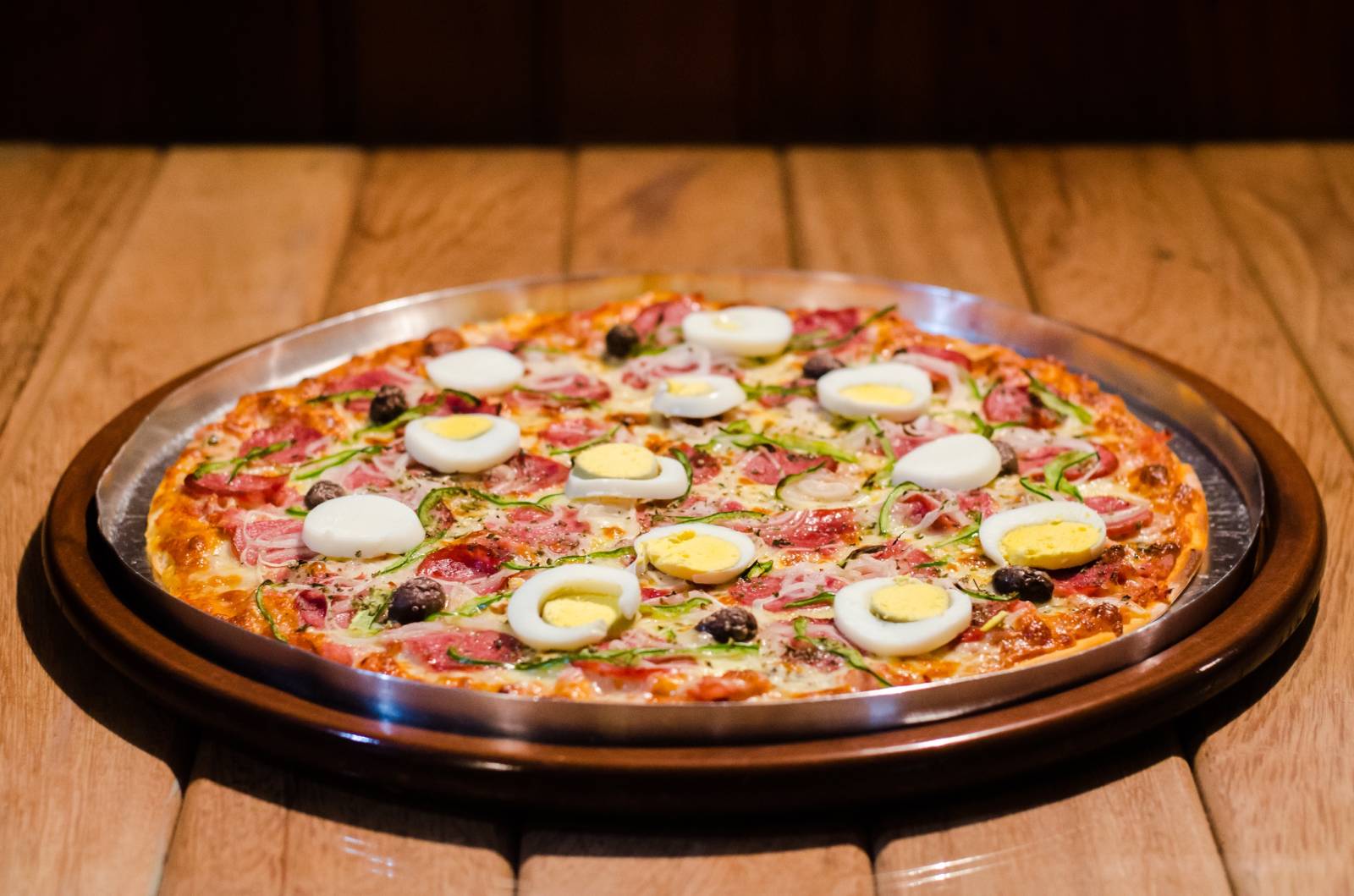 Salámová pizza s vajcom