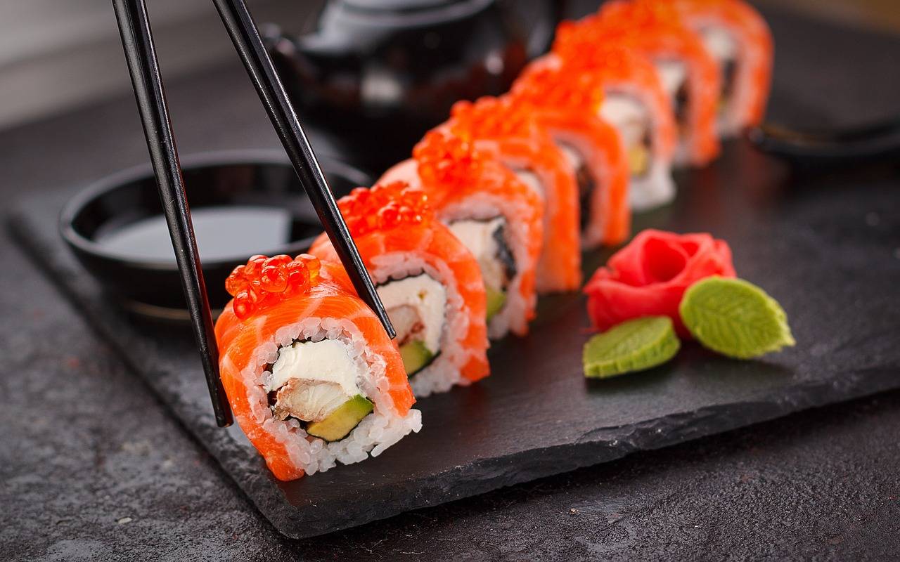 Sushi California roll s lososom