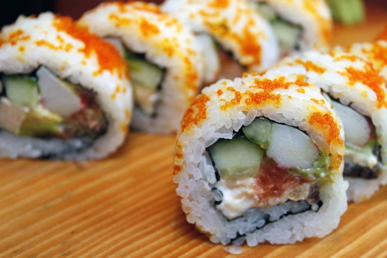 Sushi uramaki s kaviárom