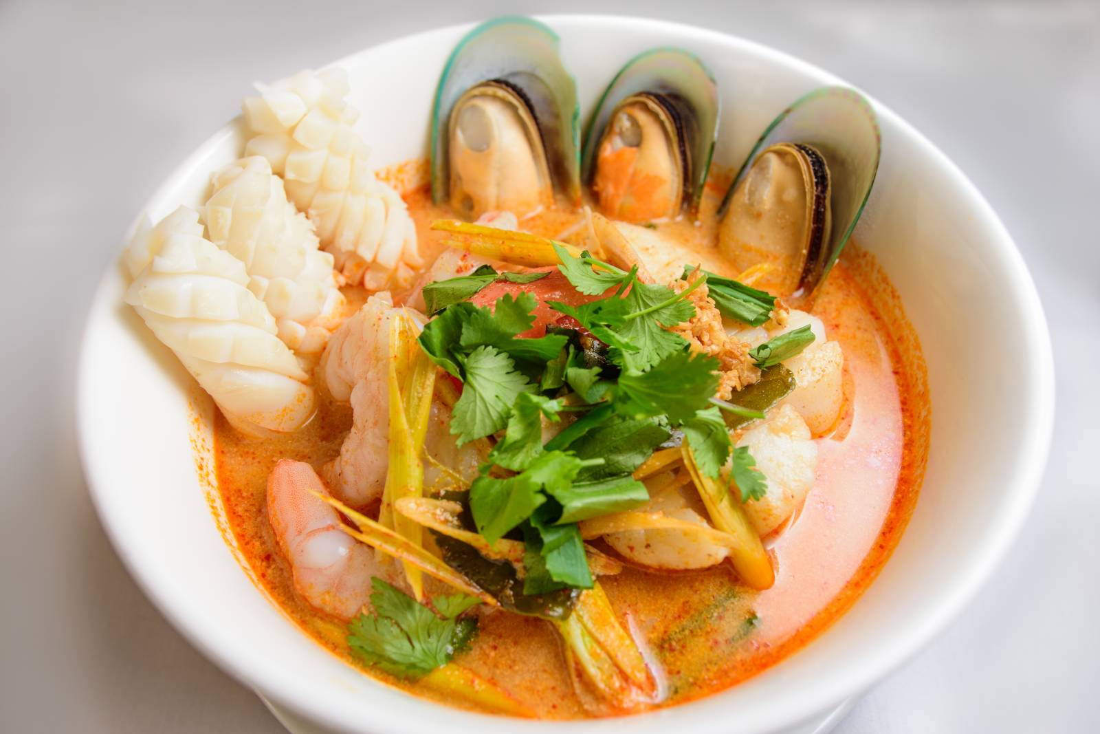 Thajská pikantná polievka s morskými plodmi a cestovinami