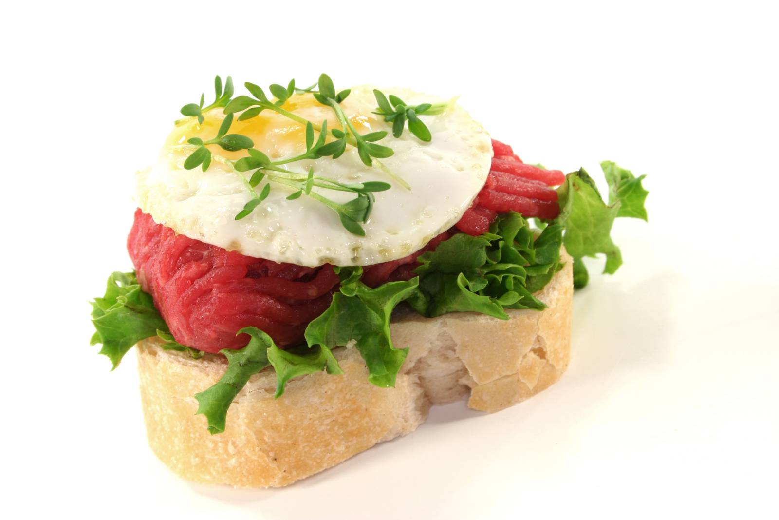 Toast s mletým mäsom a vajcom