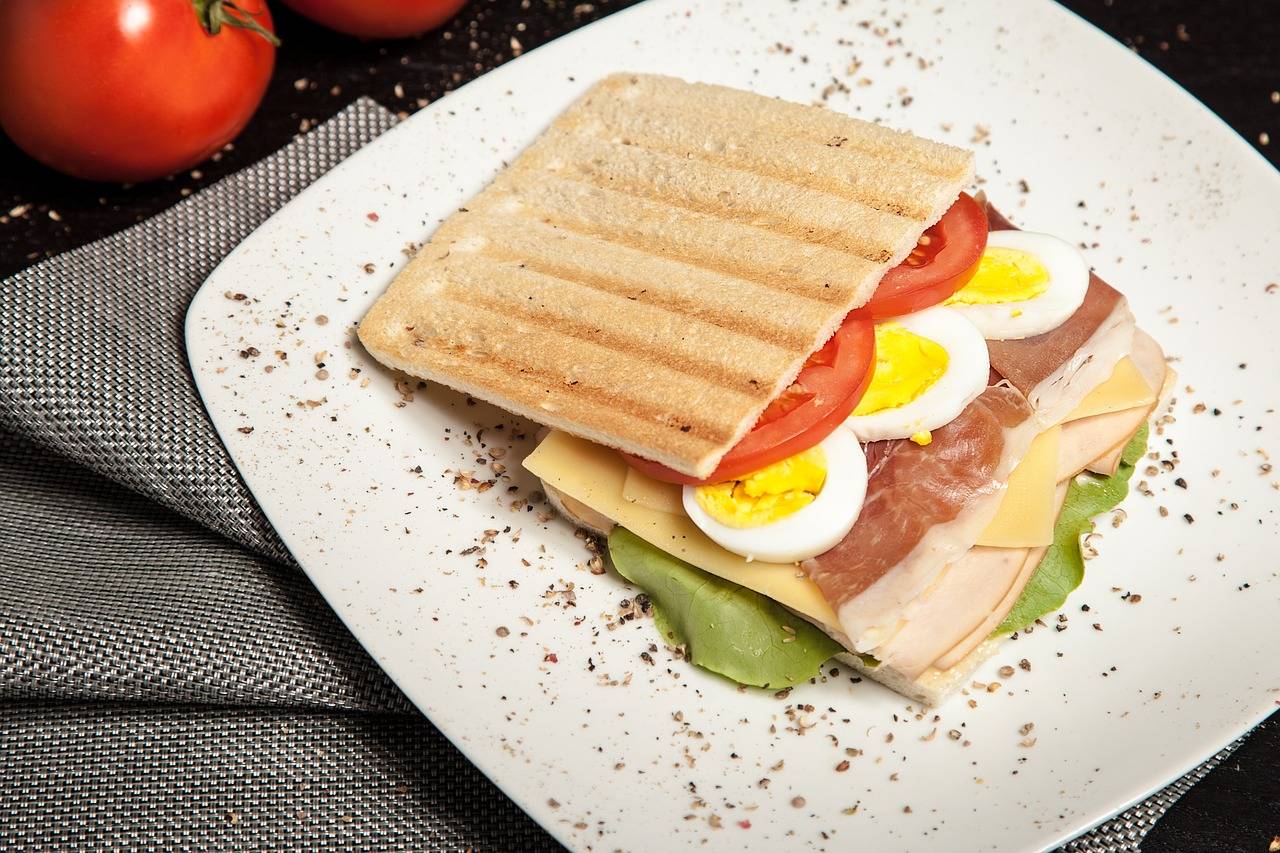 Toast so slaninou a vajcom