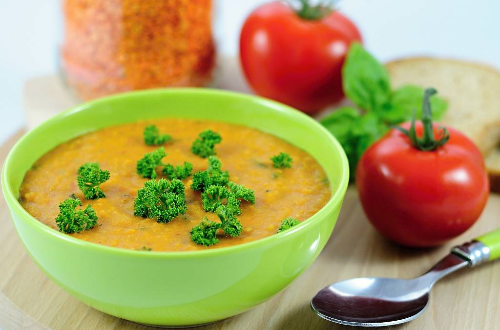 Tomatová polievka s červenou šošovkou